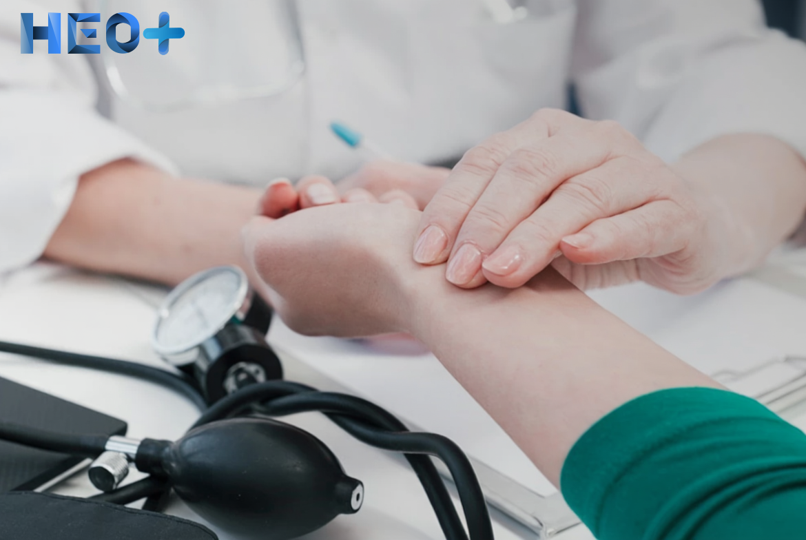 Врач слушает пульс пациента